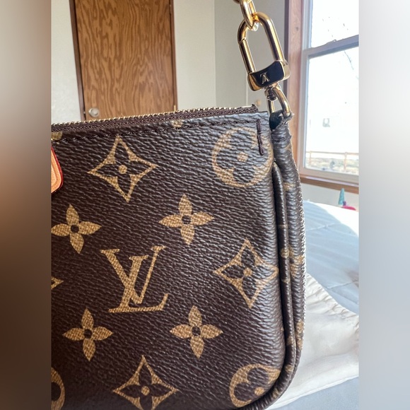 Louis Vuitton Small Pochette - Picture 11 of 17